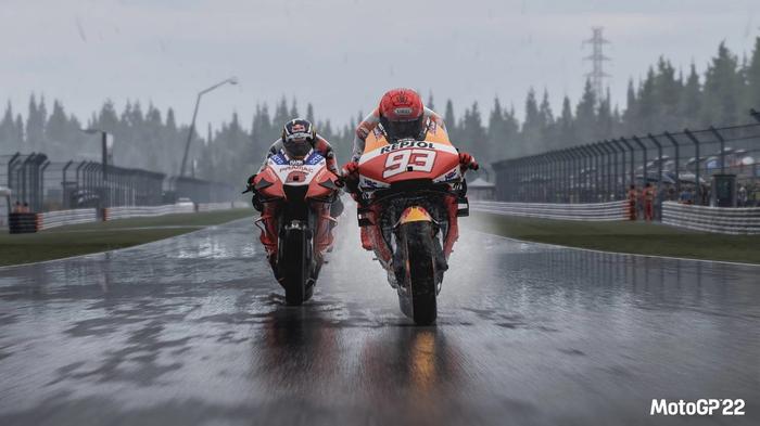 Image of two drivers racing in the rain in MotoGP 22.