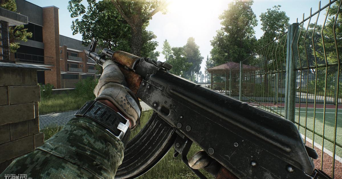 A PMC player views their gun in Escape From Tarkov.