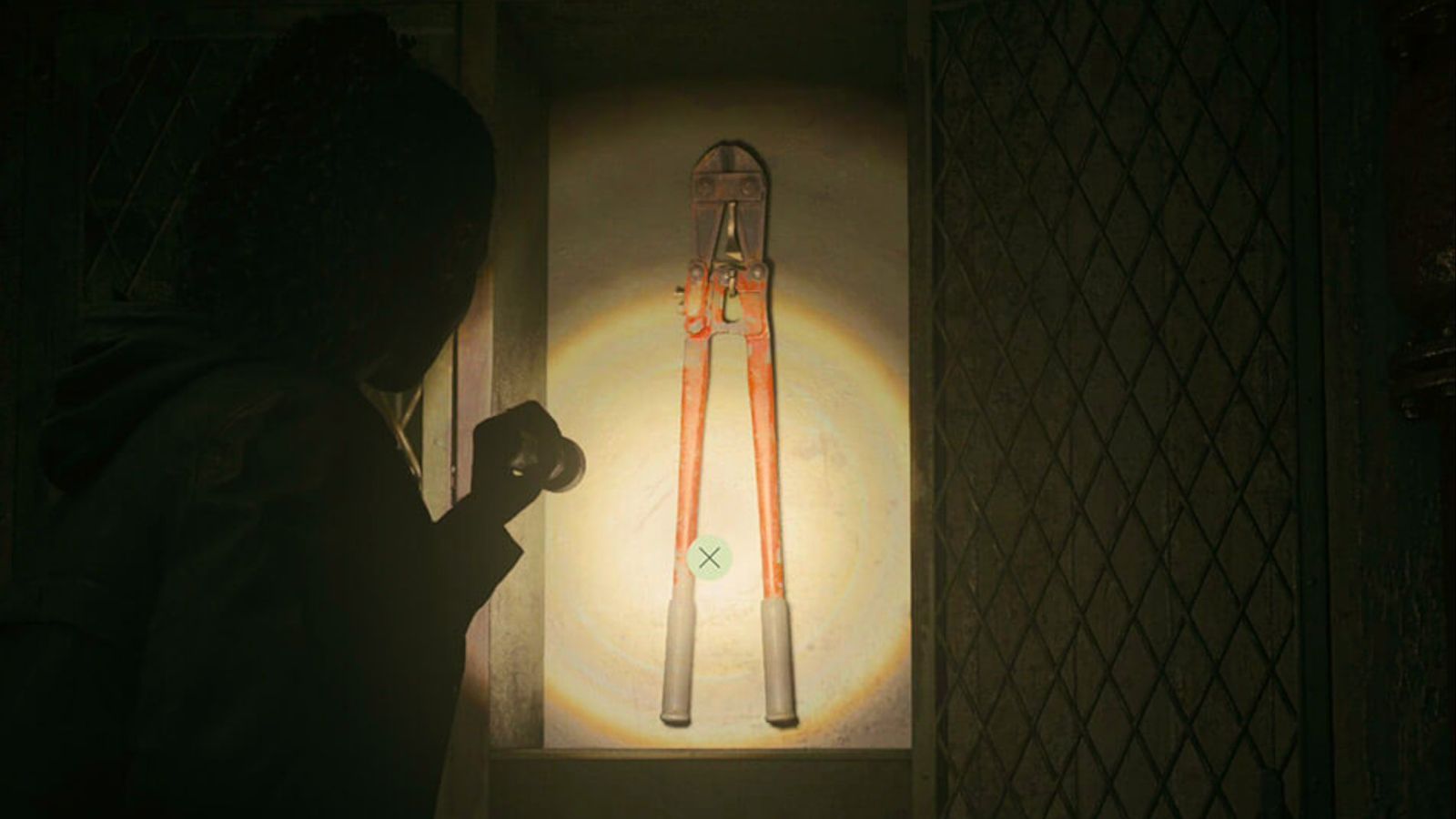Saga Anderson shining a flashlight at bolt cutters in Alan Wake 2