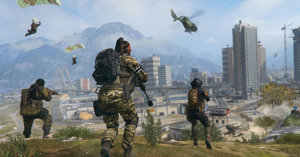 Warzone players moving in on city with parachuting players and helicopter in sky
