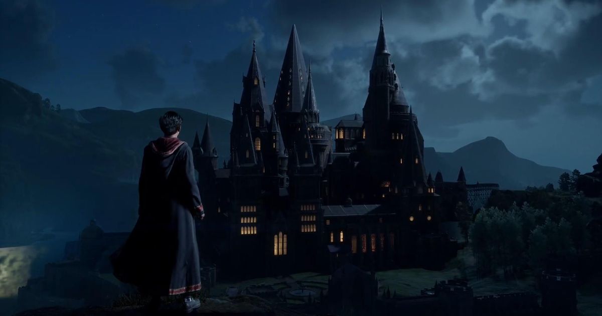 A wizard looking ahead to the castle in Hogwarts Legacy.