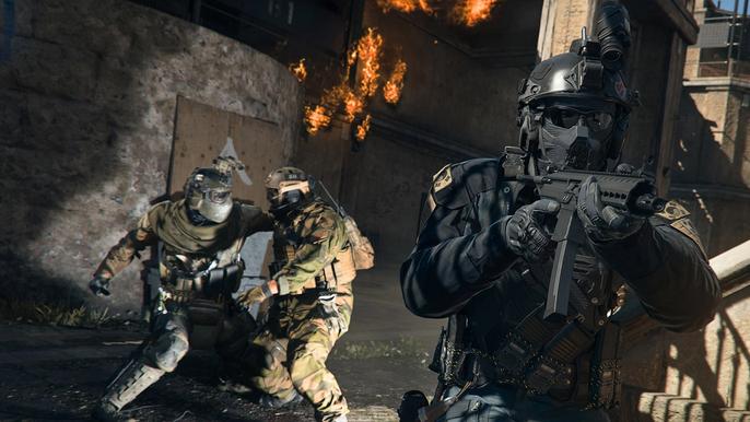 Warzone 2 player holding gun while soldiers fight