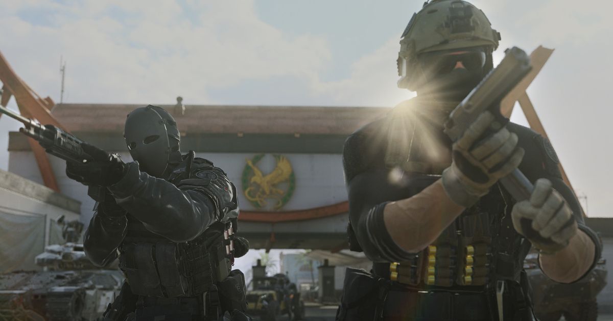 Two soldiers aiming weapons on a bridge in Modern Warfare 2.