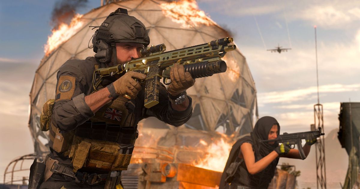 Modenr Warfare 2 players holding guns