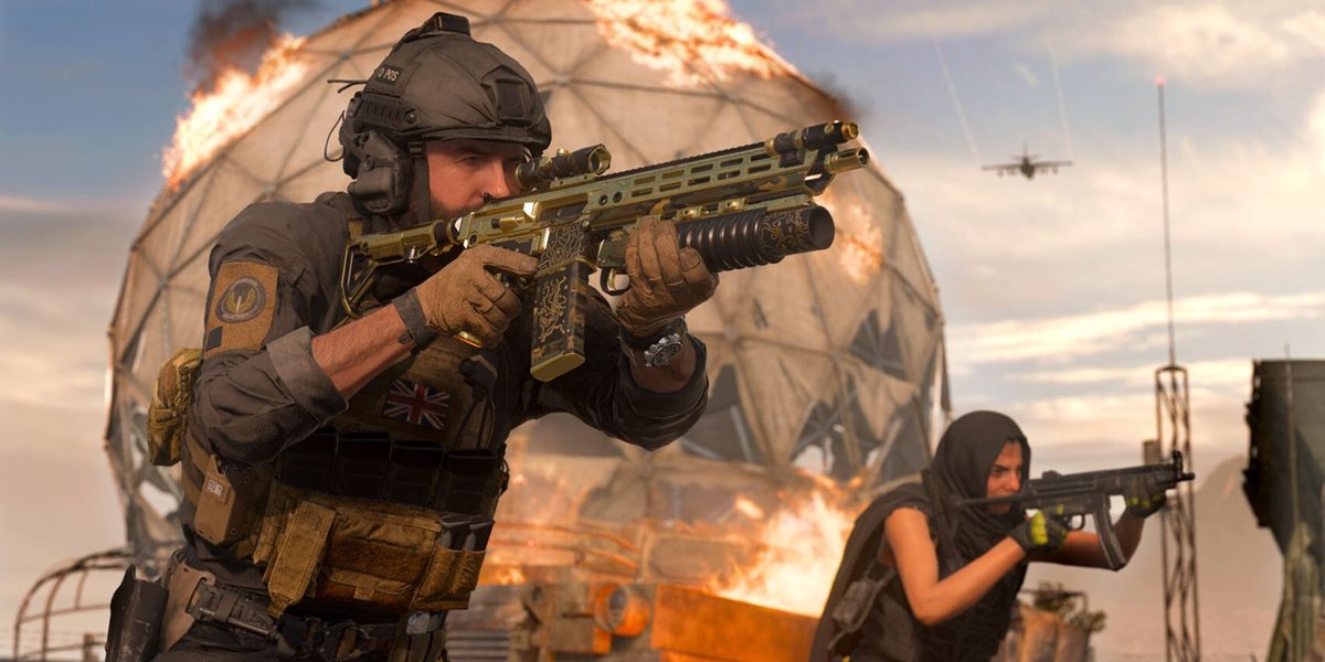 Modenr Warfare 2 players holding guns