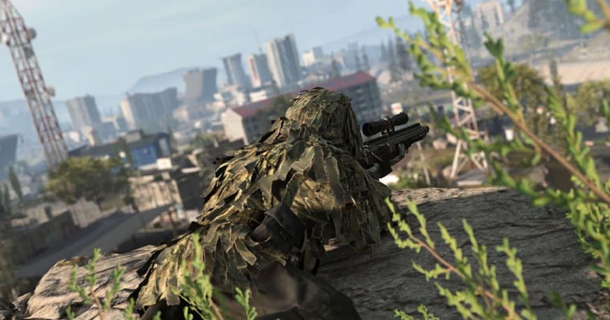 Modern Warfare 2 Player w Ghillie garnitur i trzymający snajper