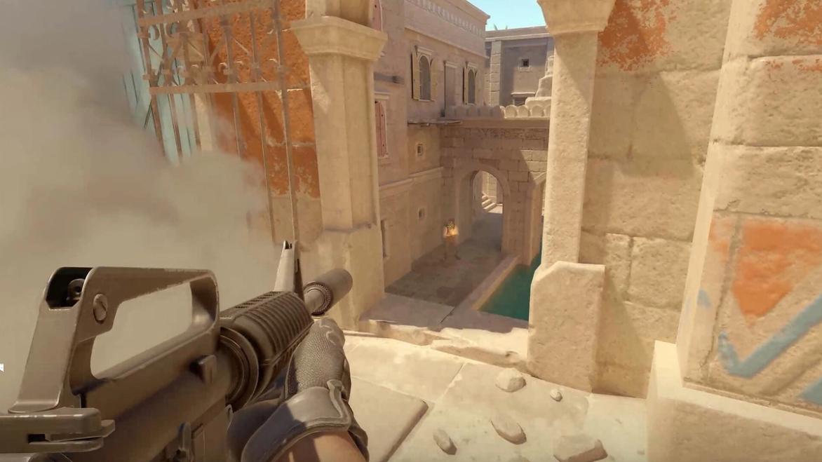 Counter Strike 2 gameplay with an assault rifle on the left side of the screen