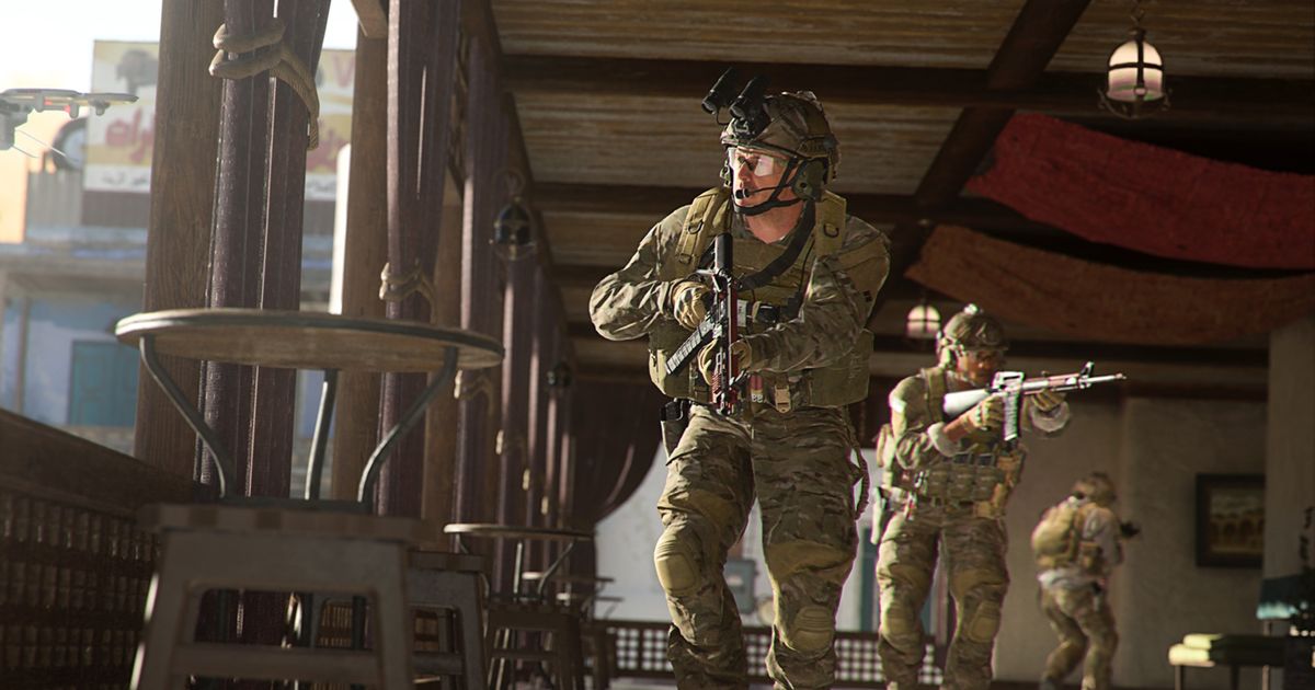 الصورة التي تبين لاعبين Modern Warfare 2 ينتقلون عبر البناء