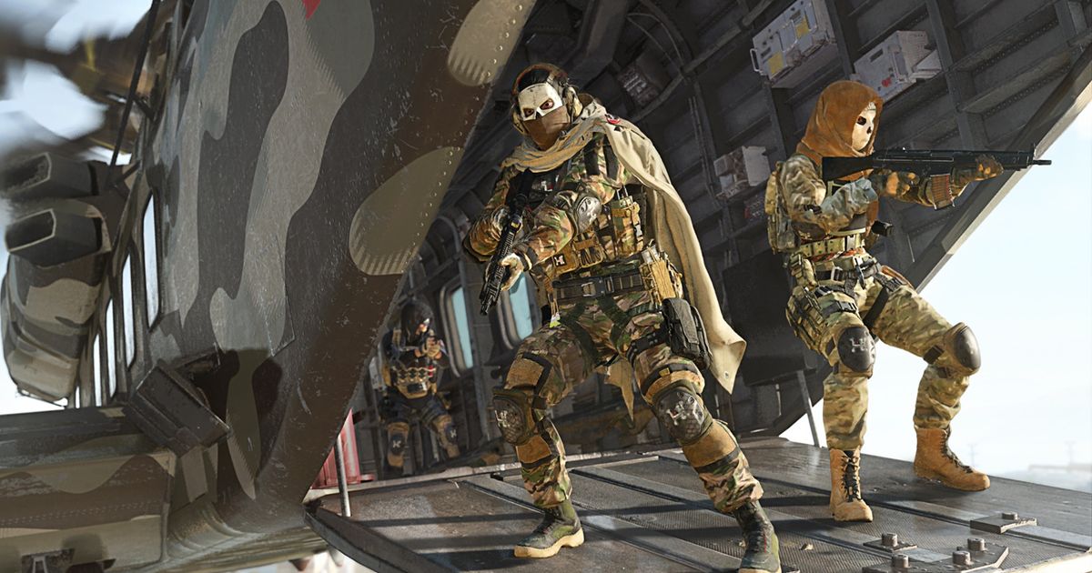ภาพแสดงผู้เล่น Warzone 2 ยืนอยู่บนทางลาดเฮลิคอปเตอร์