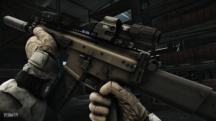 The player reloading a weapon in Escape from Tarkov.