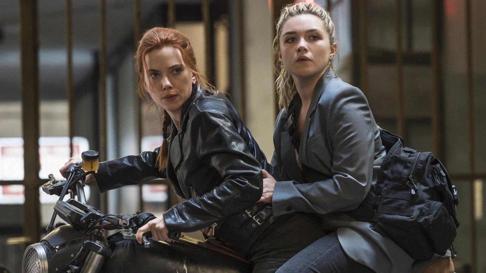 Scarlett Johansson and Florence Pugh are on a motorbike.