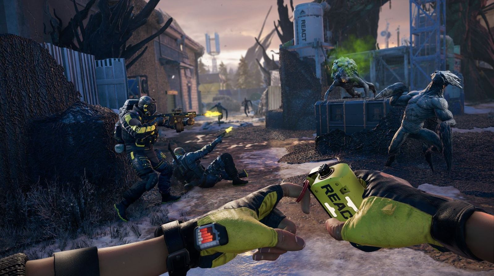 Rainbow Six Extraction screenshot - three soldiers surrounded by the Archaens. One soldier in front wearing yellow and black gloves, preparing to throw a "REACT" grenade.