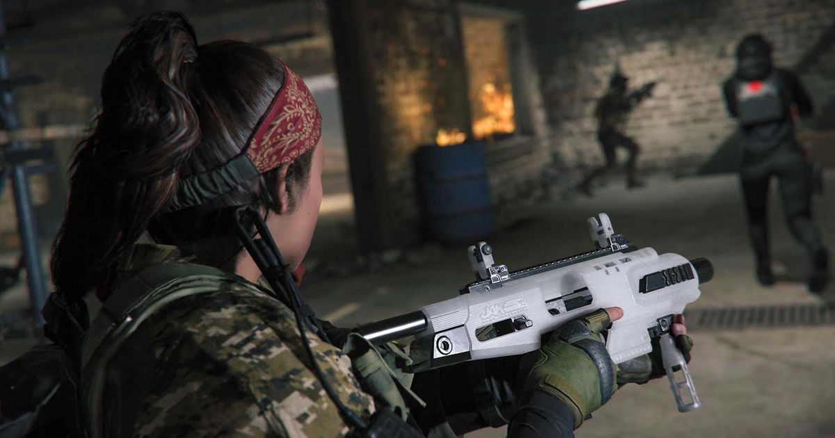 Modern Warfare 3 player carrying SMG with opponents in background
