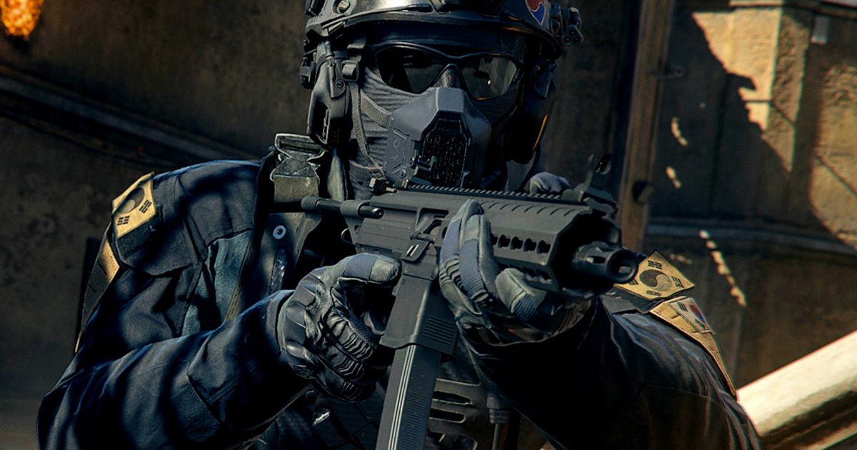Warzone 2 player holding submachine gun