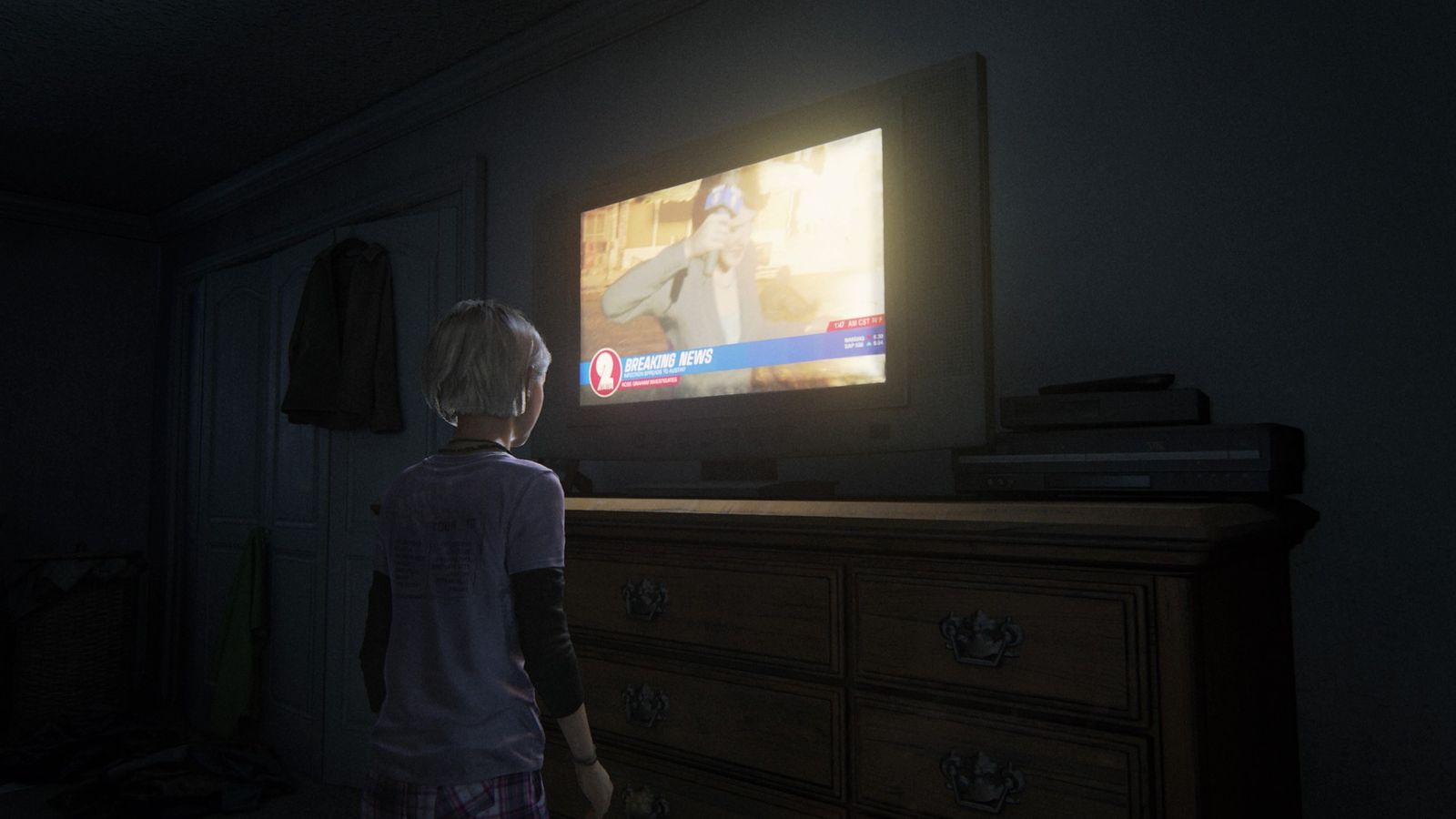 Image of Sarah watching TV in The Last of Us Part I.