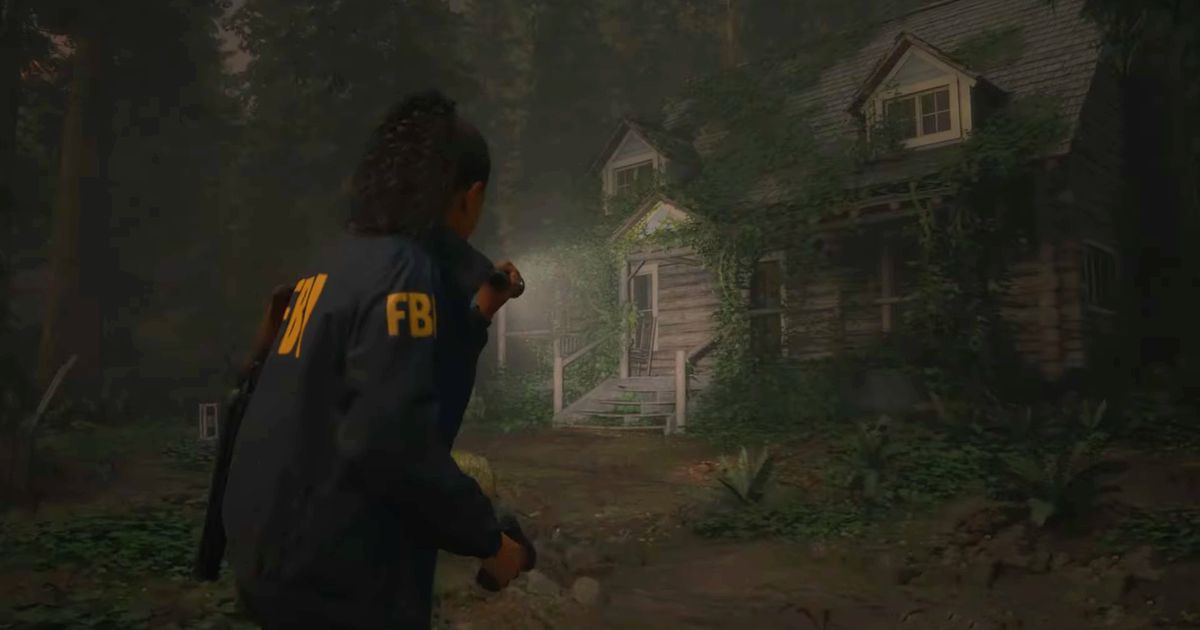 Alan Wake 2: woman in FBI jacket with torch walks towards an old wooden house