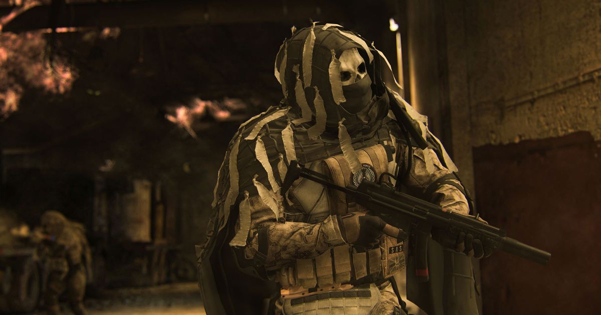 Modern Warfare 2 player holding Lachmann Shroud SMG