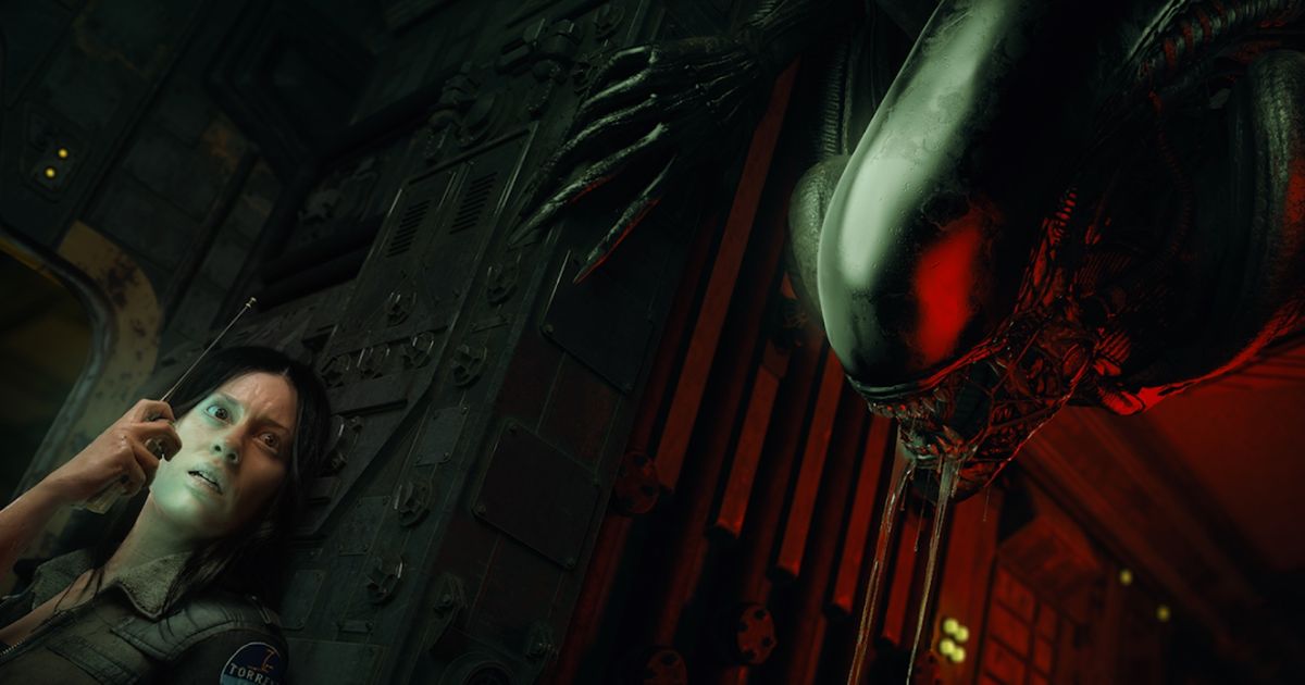 Screenshot from Alien: Blackout, with the xenomorph stalking Amanda Ripley