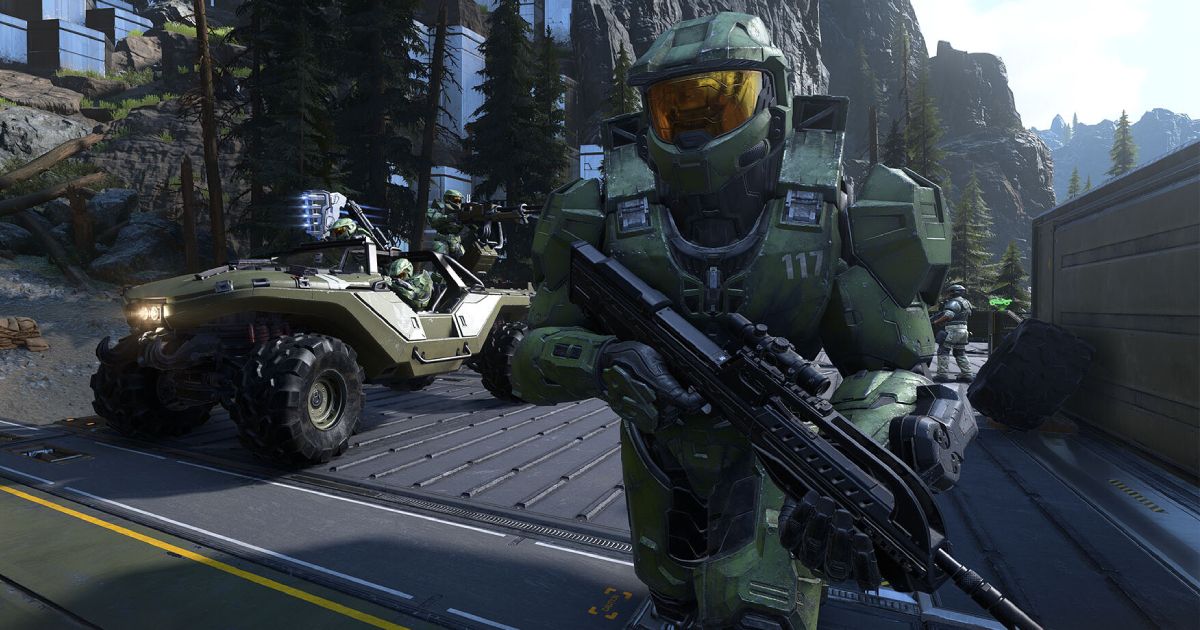 A green-armoured Master Chief running with a black gun in hands.