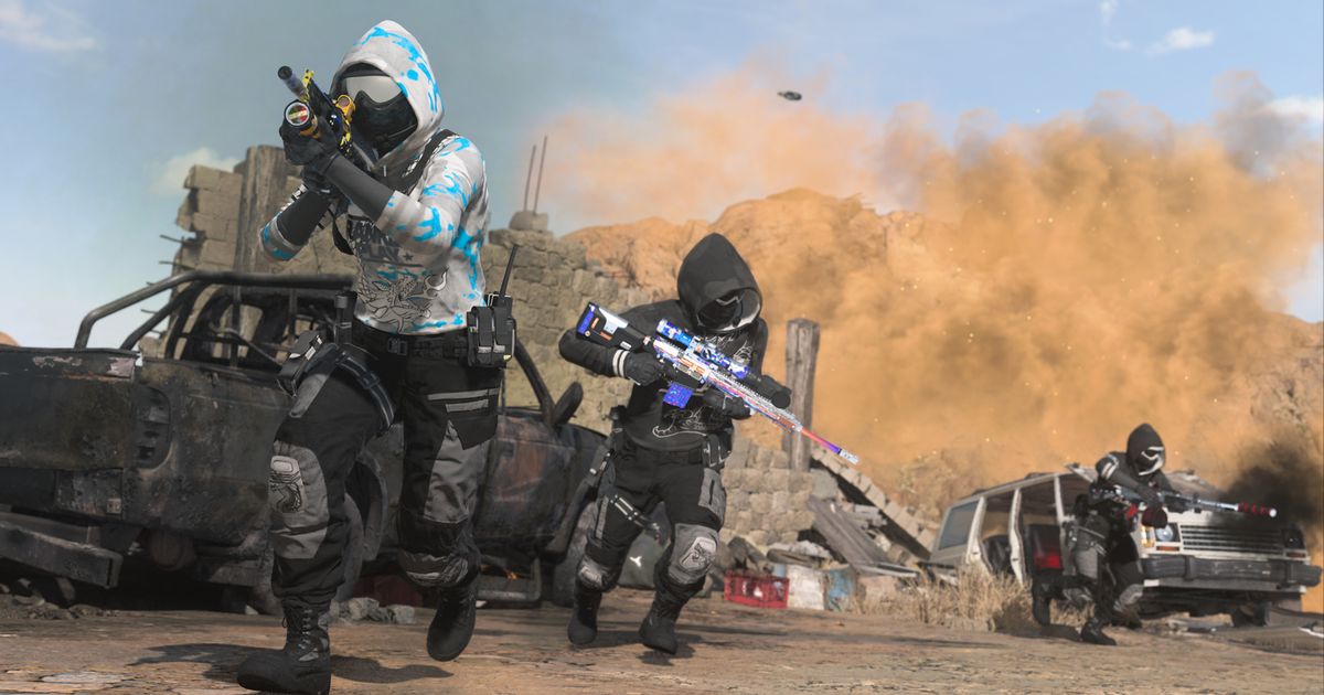 Modern Warfare 2 and Warzone players running while holding guns