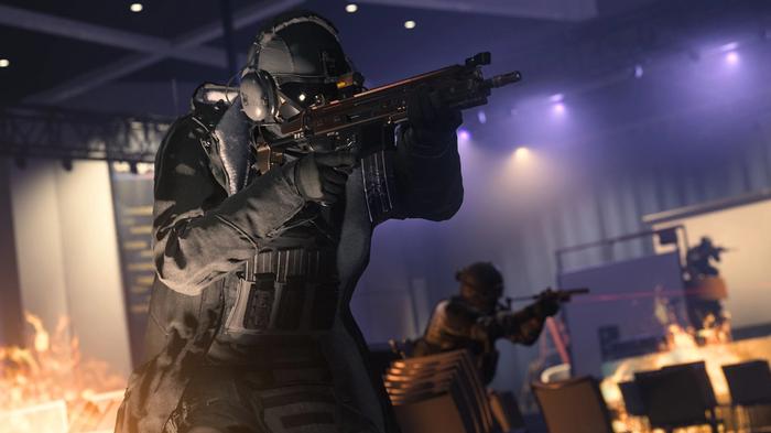 Modern Warfare 2 player aiming gun