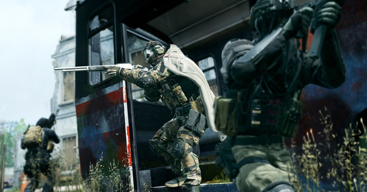 Modern Warfare 2 player aiming with gun near bus