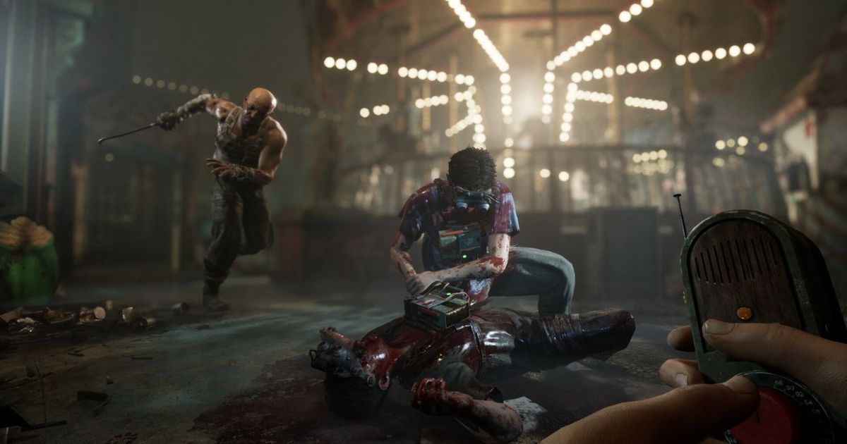 Multiple characters are fighting in The Outlast Trials.