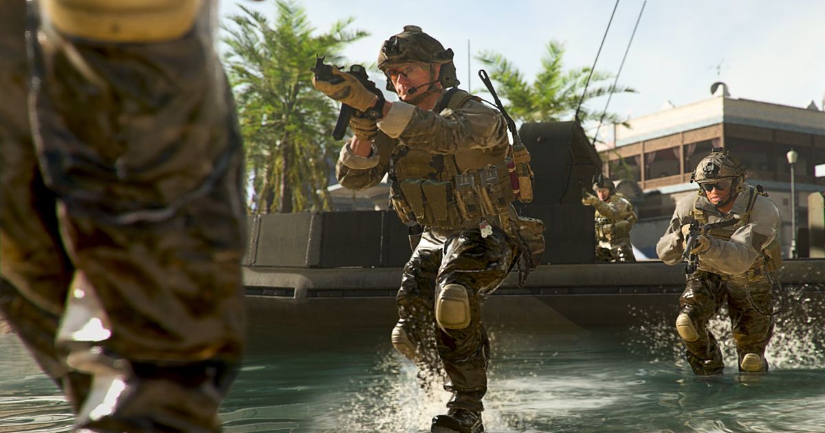 圖片顯示現代戰爭2玩家在船附近的水中行走