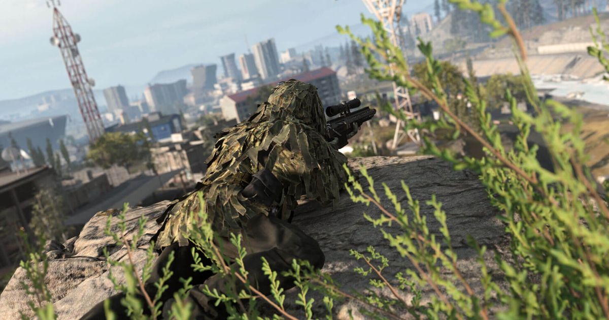 Obrázek ukazující moderní hráč války s položením náchylného s odstřelovací puškou