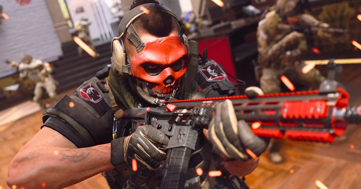 Warzone 2 player holding Cinder M4