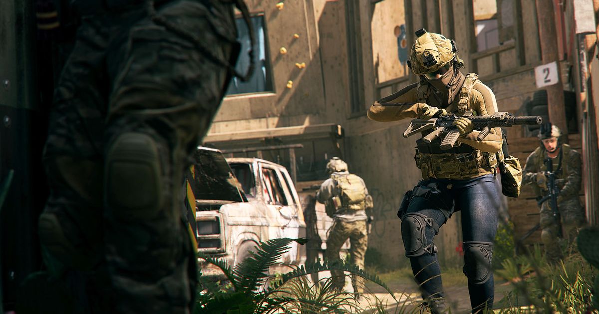 Modern Warfare 3 player inspecting weapon on Modern Warfare 2 2022 Shoot House map