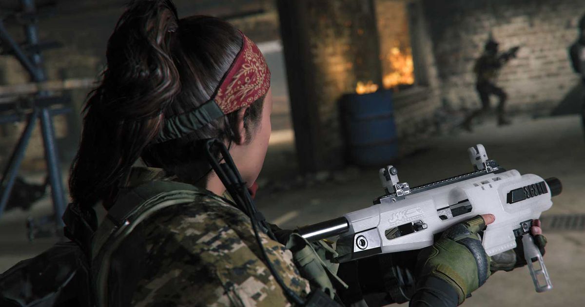 Modern Warfare 3 player holding white SMG with opponents in background