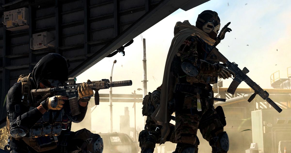 Warzone 2 players leaving plane holding guns