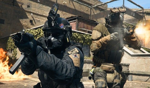 Modern Warfare 2 players aiming down guns