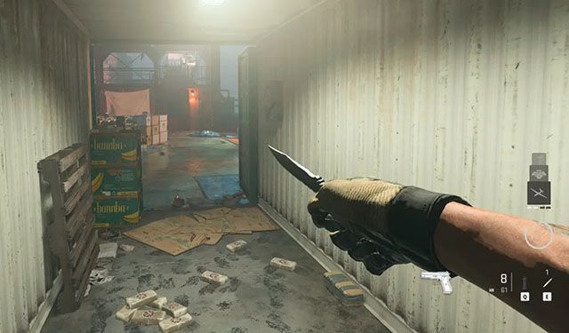 Screenshot of Modern Warfare 2 player pointing with throwing knife in hand